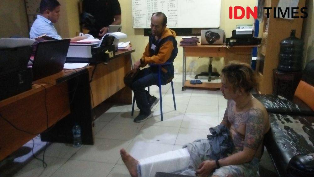 Jahiruddin (kaki diperban) dan kawannya (kaos lengan coklat) sedang memberikan keterangan kepada petugas di Mapolresta Balikpapan, Selasa (14/1) malam. (IDN Times/Surya Aditya)