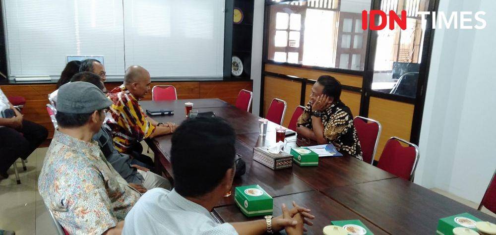 Pertemuan Ketua DPD PKAS Bantul, Amir Syarifuddin dengan Romo.Krisna di ruang pertemuan sekretariat paroki Gereja HKTU Ganjuran. IDN Times/Daruwaskita