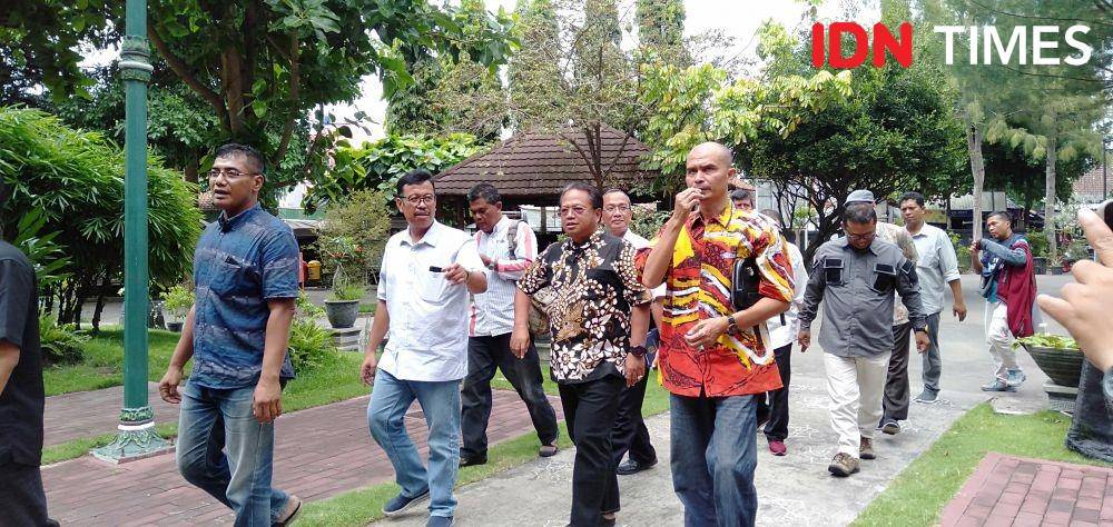 Ketua DPD PKS Bantul (kanan) berjalan dengan Romo FX. Krisna Handoyo berjalan akan melihat Candi HKTY Ganjuran. IDN Times/Daruwaskita