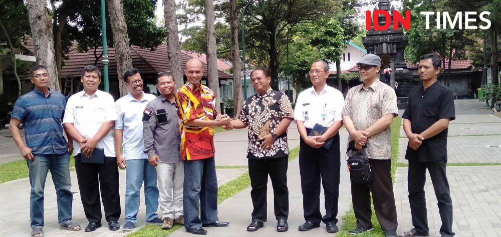 Ketua DPD PKS Bantul Amir Syarifuddin bersalaman dengan Romo FX. Krisna Handoyo, PR. IDN Times/Daruwaskita
