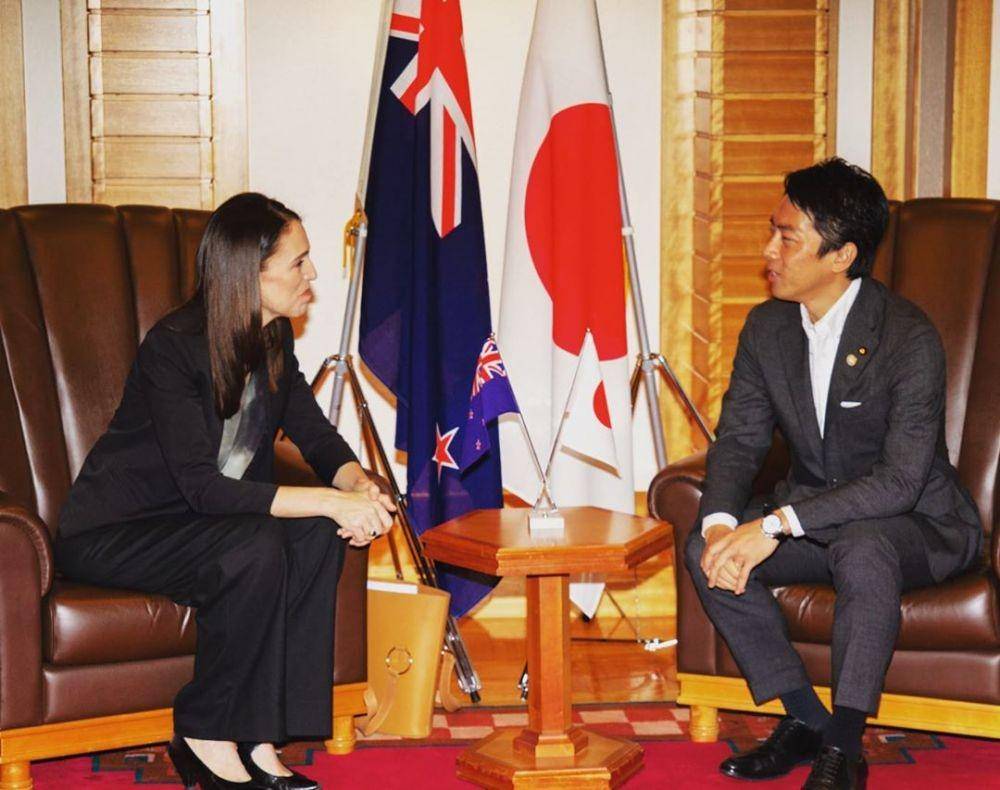 Menteri Lingkungan Hidup Jepang Shinjiro Koizumi saat bertemu dengan Perdana Menteri Selandia Baru Jacinda Ardern pada 20 September 2019. instagram.com/jacindaardern