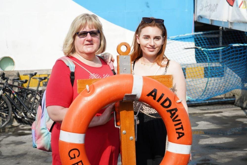 Wisatawan mancanegara dari kapal Pesiar MV. Aidavita tiba di Pelabuhan Tanjung Emas Semarang. Twitter.com/disporaparjtg