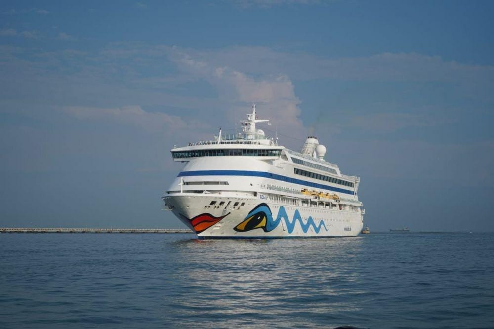 Kapal pesiar MV. Aidavita berlabuh di Pelabuhan Tanjung Emas Semarang. Twitter.com/disporaparjtg