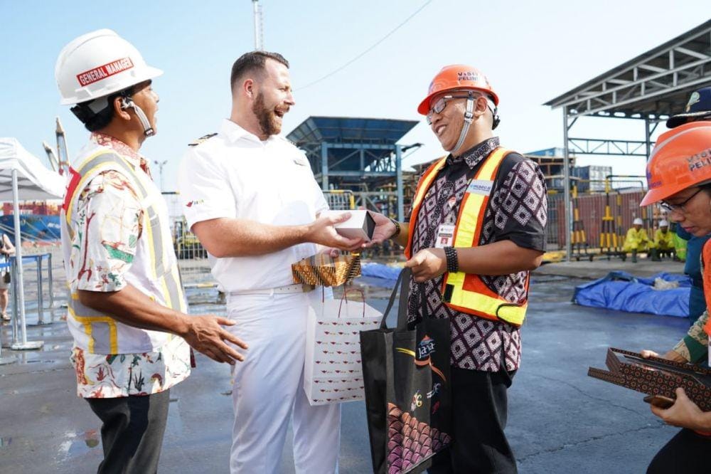 Penyambutan kapal Pesiar MV. Aidavita sesaat tiba di Pelabuhan Tanjung Emas Semarang. Twitter.com/disporaparjtg