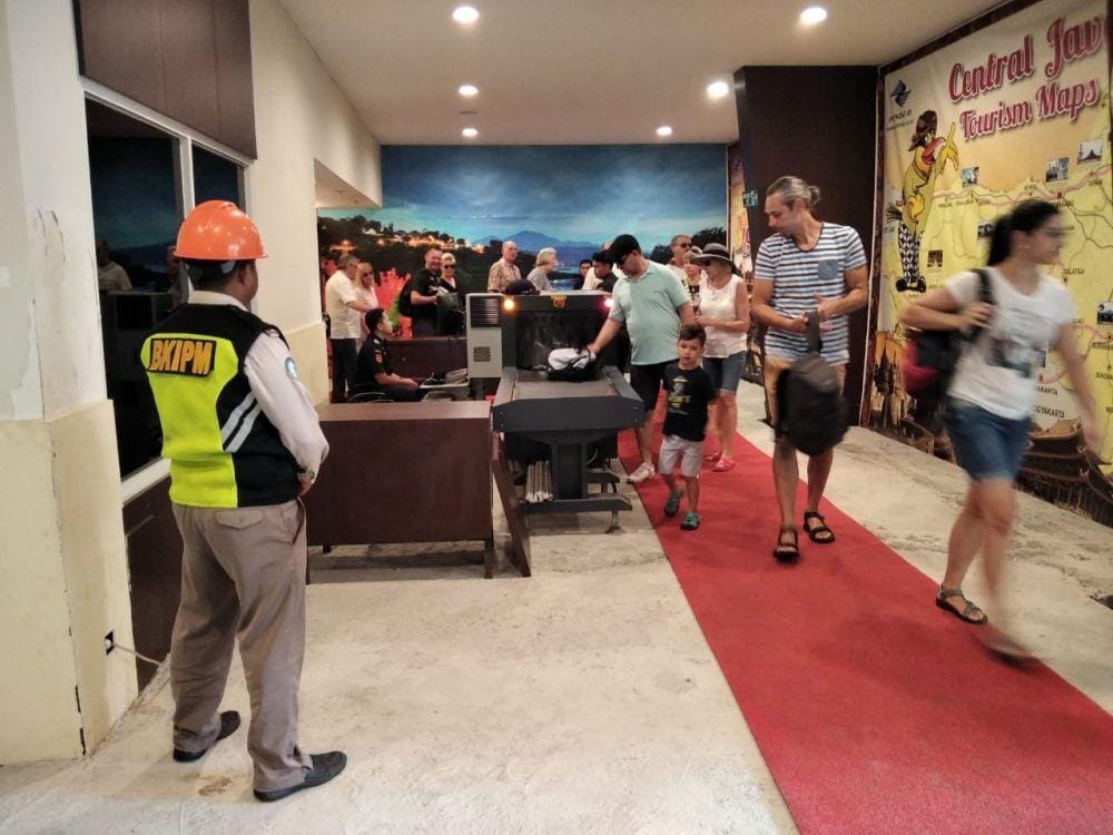 Wisatawan mancanegara dari kapal Pesiar MV. Aidavita tiba di Pelabuhan Tanjung Emas Semarang. Twitter.com/bkipm_semarang