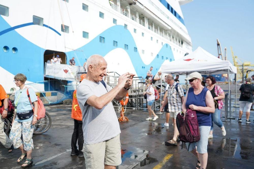 Wisatawan mancanegara dari kapal Pesiar MV. Aidavita tiba di Pelabuhan Tanjung Emas Semarang. Twitter.com/disporaparjtg