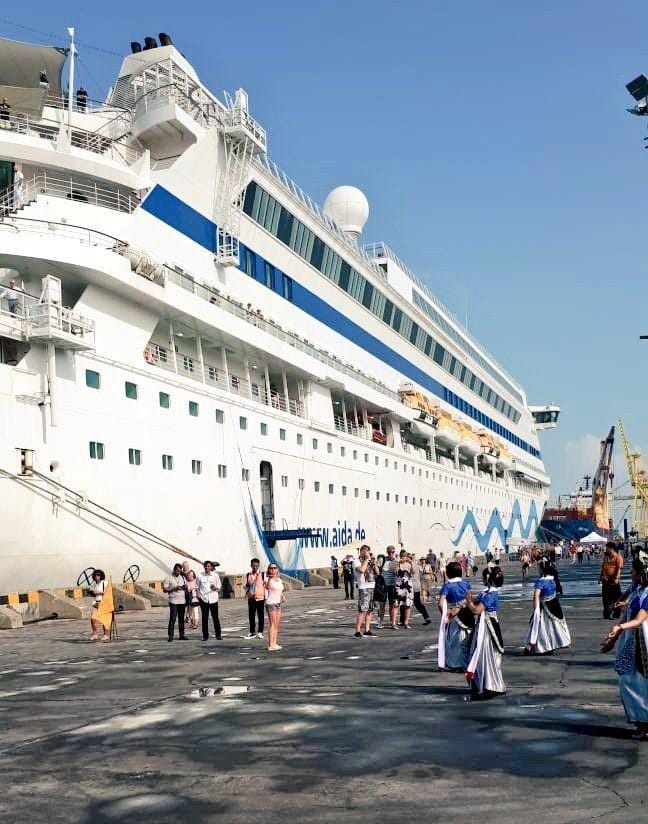 Kapal pesiar MV. Aidavita berlabuh di Pelabuhan Tanjung Emas Semarang. Twitter.com/disporaparjtg