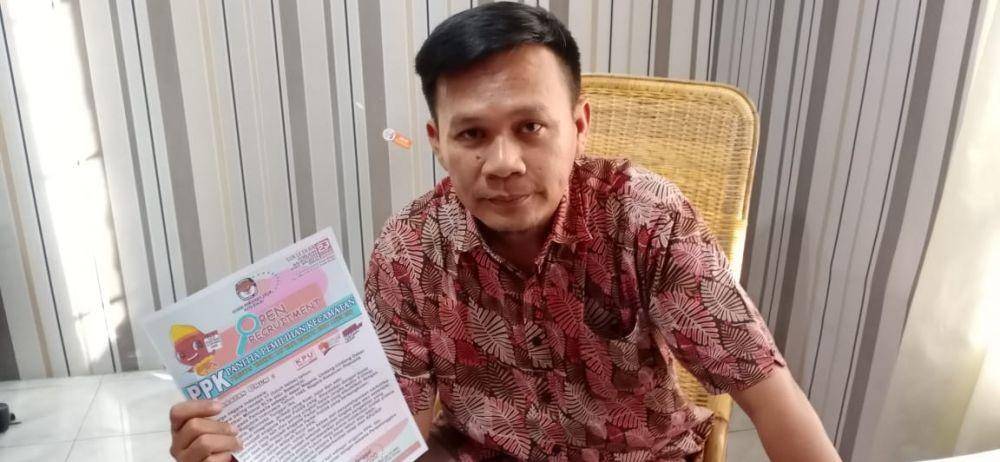 Komisioner KPU Binjai Divisi SDM dan Parmas, Robby Effendi mengumumkan pendaftaran PPK (Dok.IDN Times/istimewa)