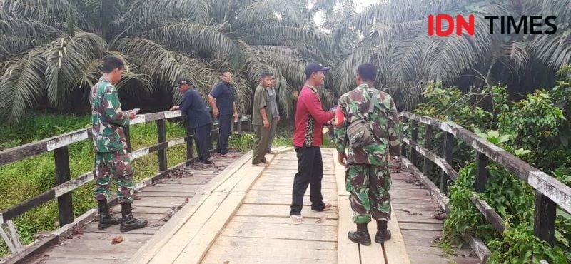 Tim survei melakukan survei sungai Miyango (IDN Times/Ervan Masbanjar)