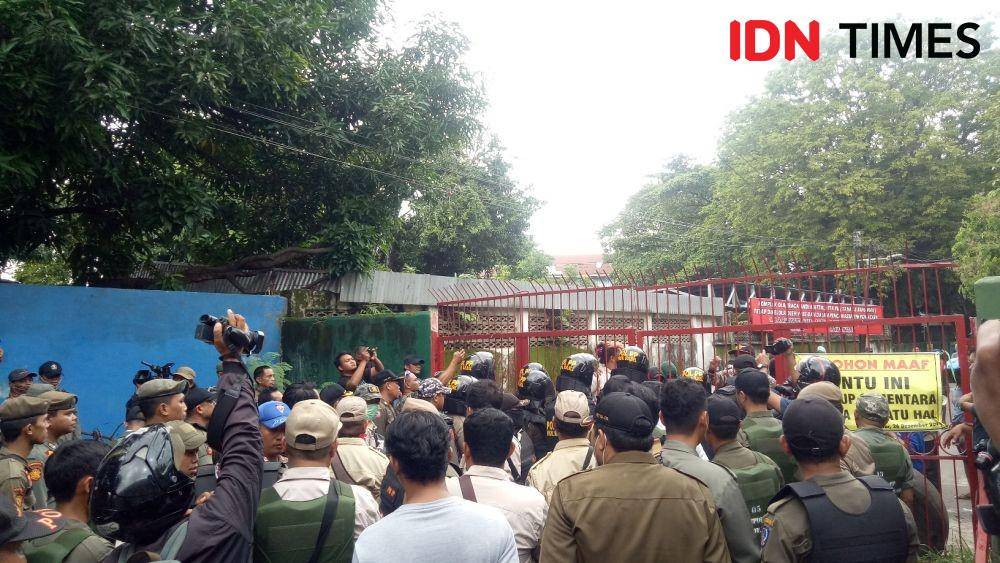 Satpol PP saat berusaha masuk ke dalam Stadion Mattoanging, Rabu (15/1). IDN Times/Asrhawi Muin