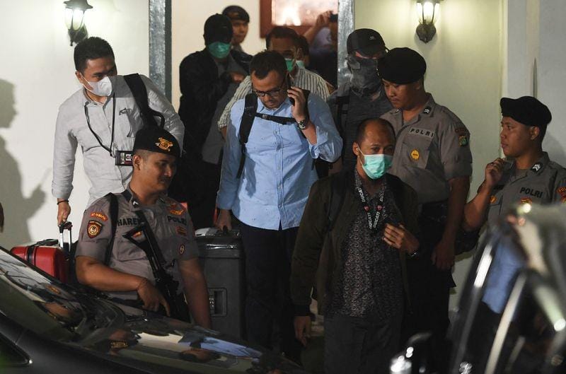 Penyidik KPK saat menggeledah kantor KPU di Menteng, Jakarta Pusat. (ANTARA FOTO/Akbar Nugroho Gumay)