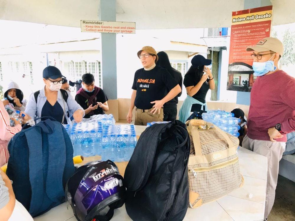 (WNI di area Cavite dievakuasi ke lokasi yang lebih aman oleh tim KBRI Manila) Dokumentasi KBRI Manila