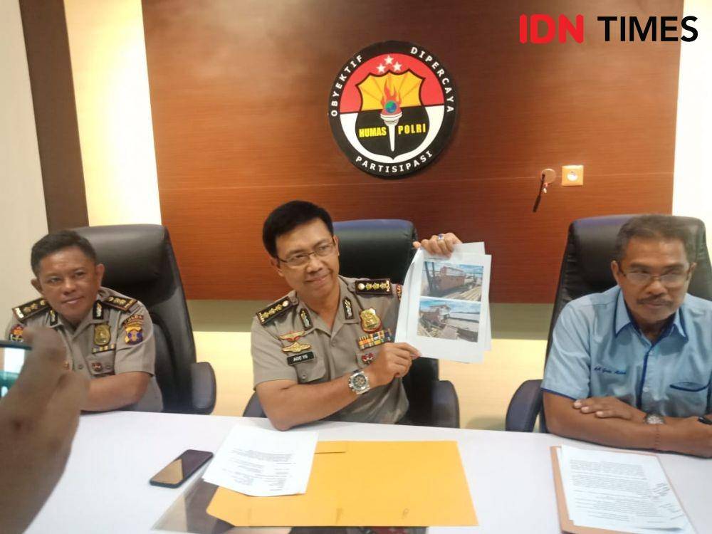 Jajaran Polda Kaltim menggelar konferensi pers terkait pengungkapan minyak mentah ilegal di Samarinda, Selasa (14/1). (IDN Times/Surya Aditya)