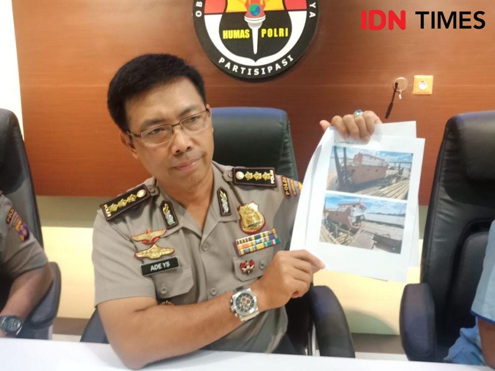 Kombes Pol Ade Yaya Suryana memperlihatkan gambar KM Hamka Nusantara yang mengangkut minyak mentah ilegal. (IDN Times/Surya Aditya)