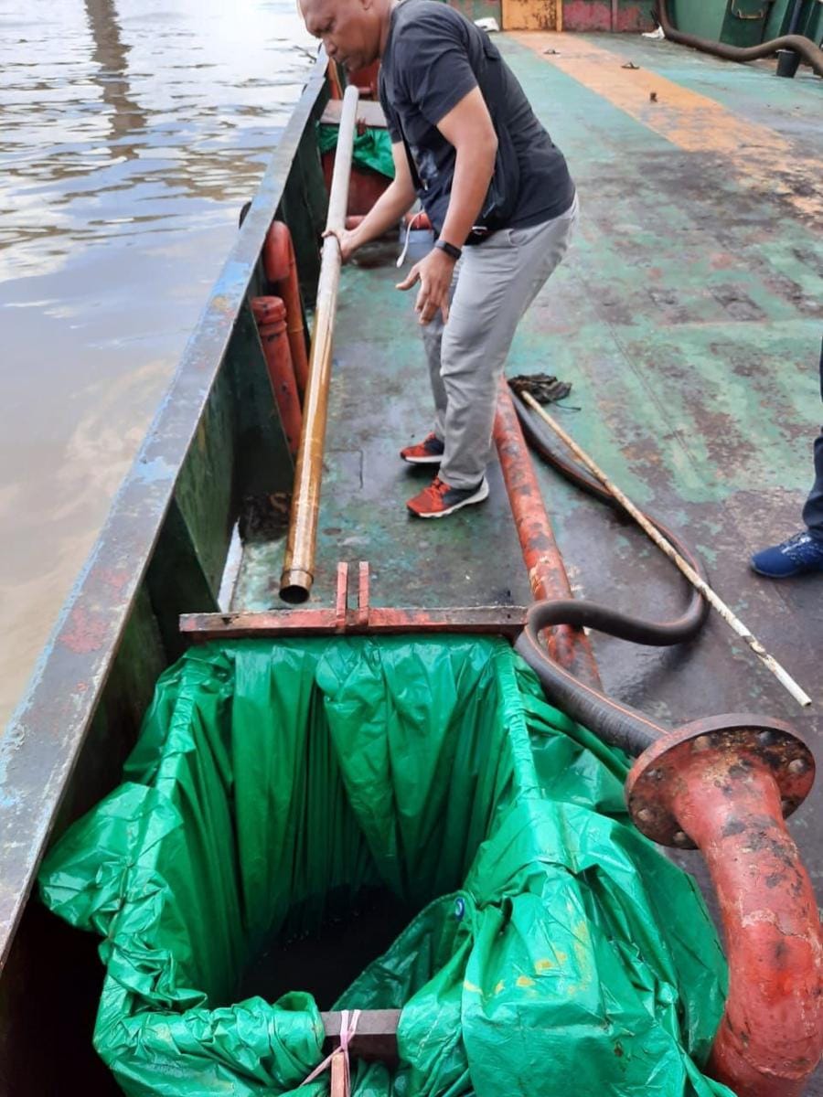 Tangki tempat penyimpanan minyak mentah di SPOB KM Hamka Nusantara. (Sumber: Polda Kaltim)