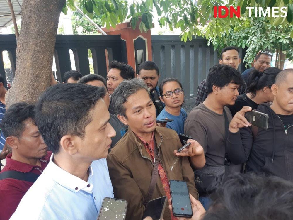 Beberapa member MeMiles gelar aksi di depan Mapolda Jatim, Selasa (14/1). IDN Times/Ardiansyah Fajar