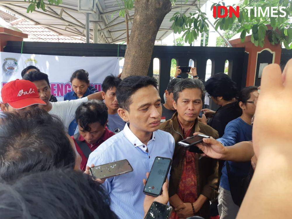 Beberapa member MeMiles menggelar aksi di depan Mapolda Jatim, Selasa (14/1). (IDN Times/Ardiansyah Fajar)
