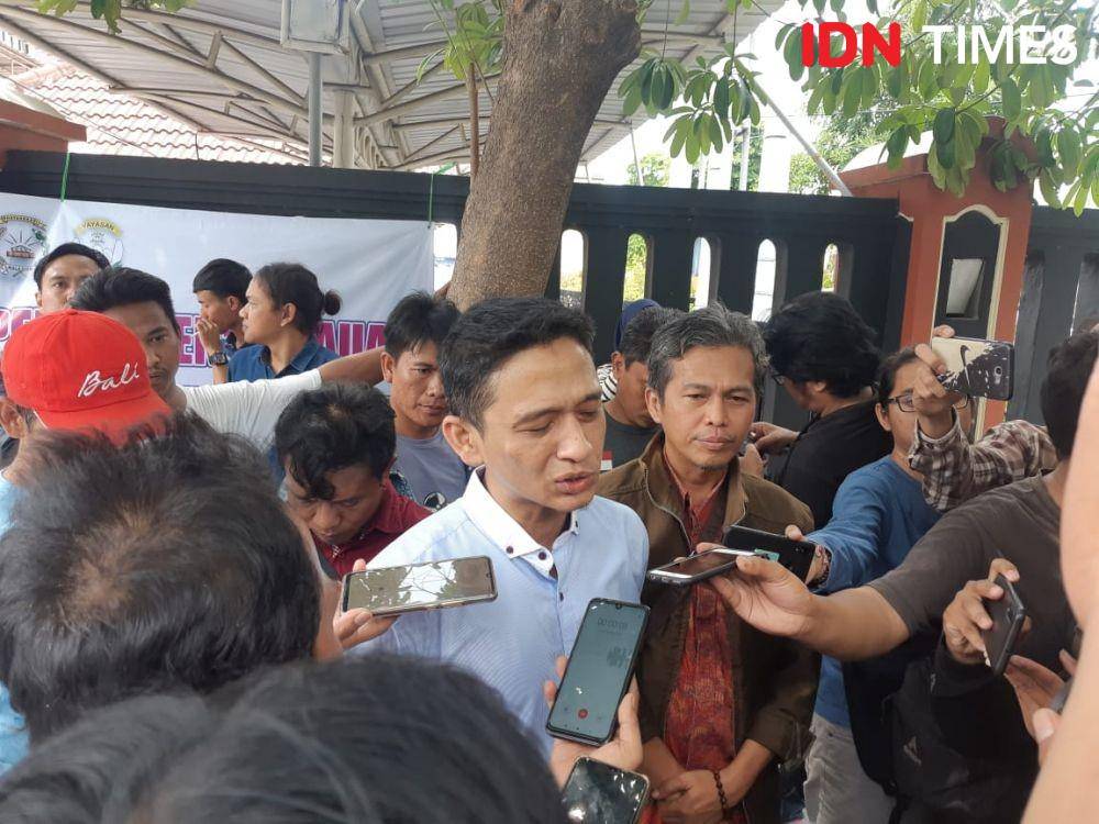 Beberapa member MeMiles gelar aksi di depan Mapolda Jatim, Selasa (14/1). IDN Times/Ardiansyah Fajar