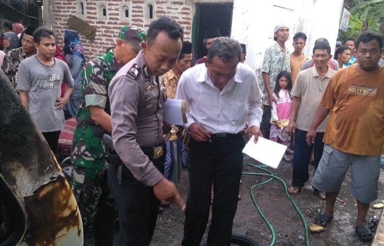 Anggota Polsek dan Koramil Buluspitu, Kebumen kerja bakti mengevakuasi bagian rumah sisa kebakarandi Desa Klapasawit, Kecamatan Buluspesantren Kebumen, terbakar, Senin (13/1) pukul 17.45 WIB. Humas Polres Kebumen