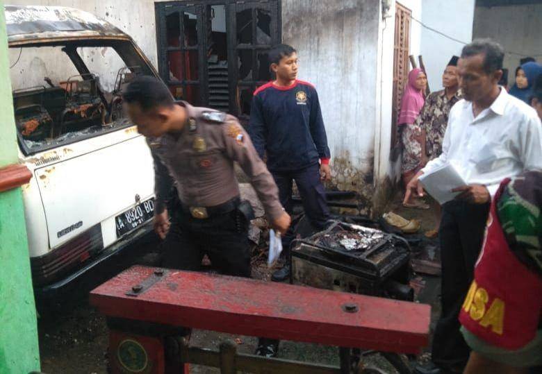 Anggota Polsek Buluspesantren mengevakuasi barang-barang yang selamat dari kebakaran di Desa Klapasawit, Kecamatan Buluspesantren Kebumen,  terbakar, Senin (13/1) pukul 17.45 WIB. Humas Pemkab Kebumen