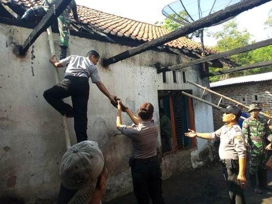 Anggota Polsek dan Koramil Buluspitu, Kebumen kerja bakti mengevakuasi bagian rumah sisa kebakarandi Desa Klapasawit, Kecamatan Buluspesantren Kebumen, terbakar, Senin (13/1) pukul 17.45 WIB. Humas Polres Kebumen