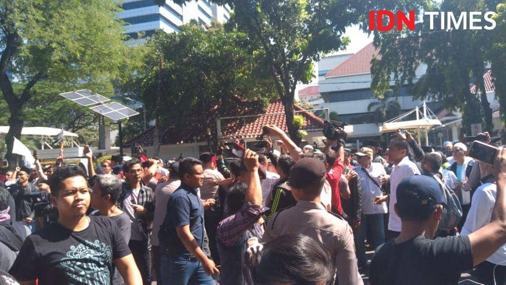 Demo untut Anies Baswedan turun (IDN Times/Lia Hutasoit)