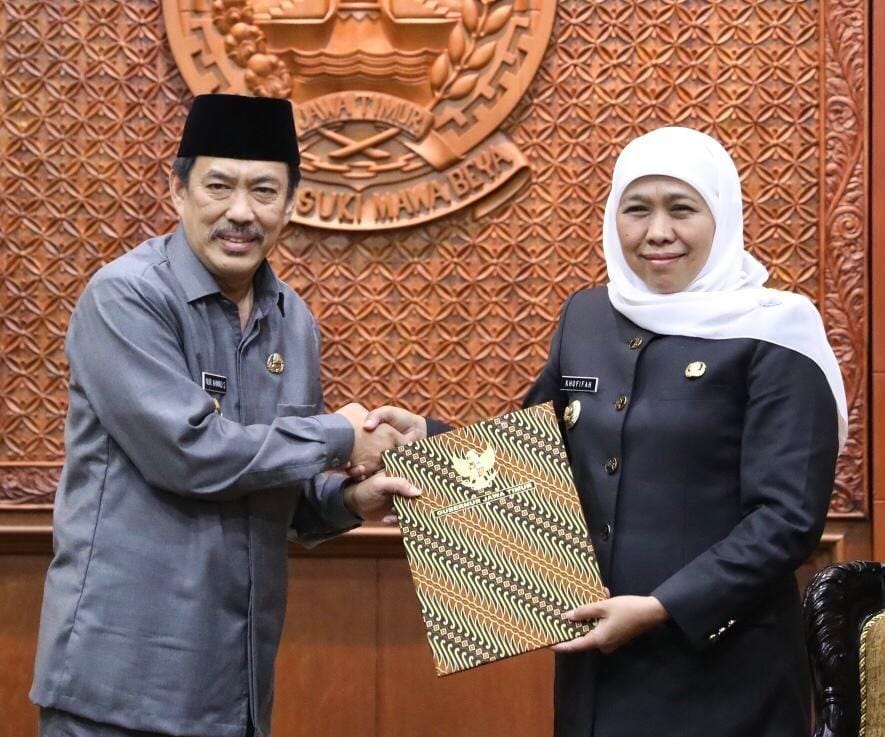 Gubernur Jatim Khofifah Indar Parawansa serahkan tugas dan wewenang Bupati Sidoarjo kepada Wabup Nur Achmad Syaifuddin, Selasa (14/1). Dok.IDN Times/Istimewa