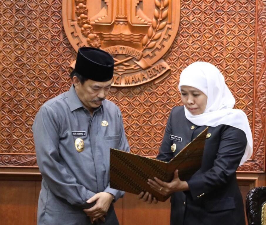 Gubernur Jatim Khofifah Indar Parawansa serahkan tugas dan wewenang Bupati Sidoarjo kepada Wabup Nur Achmad Syaifuddin, Selasa (14/1). Dok.IDN Times/Istimewa