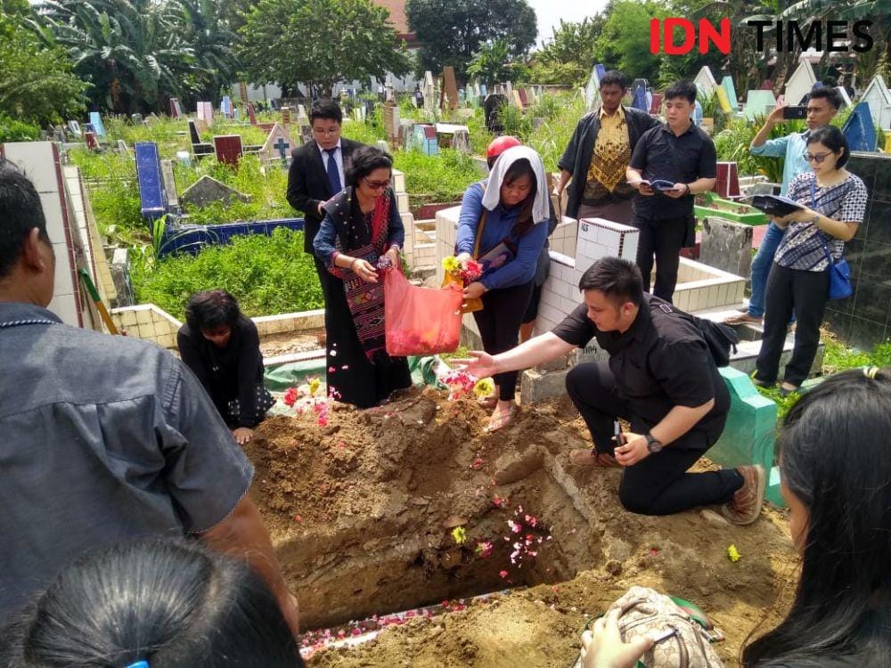 Suasana pemakaman Sarman Panggabean (IDN Times/Hasudungan)