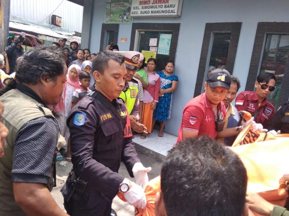Suasana evakuasi korban kecelakaan beruntun, Selasa (14/1). Dok Command Centre Surabaya.