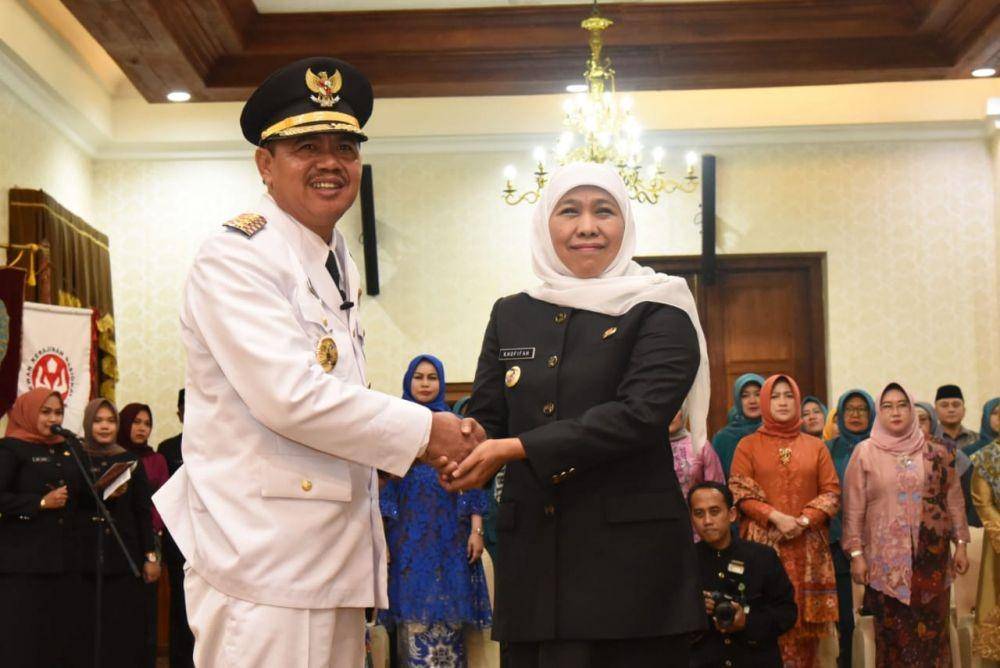 Gubernur Jatim Khofifah Indar Parawansa melantik Plt Bupati Mojokerto Pungkasiadi di Gedung Negara Grahadi, Surabaya, Selasa (14/1). Dok Humas Pemprov.