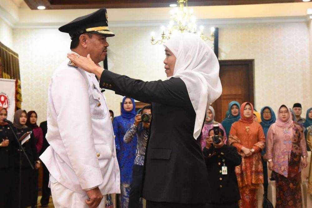 Gubernur Jatim Khofifah Indar Parawansa melantik Plt Bupati Mojokerto Pungkasiadi di Gedung Negara Grahadi, Surabaya, Selasa (14/1). Dok Humas Pemprov.