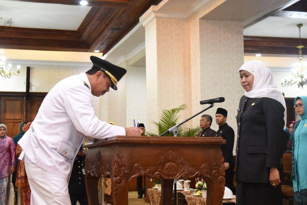 Gubernur Jatim Khofifah Indar Parawansa melantik Bupati Mojokerto Pungkasiadi di Gedung Negara Grahadi, Surabaya, Selasa (14/1). Dok Humas Pemprov.