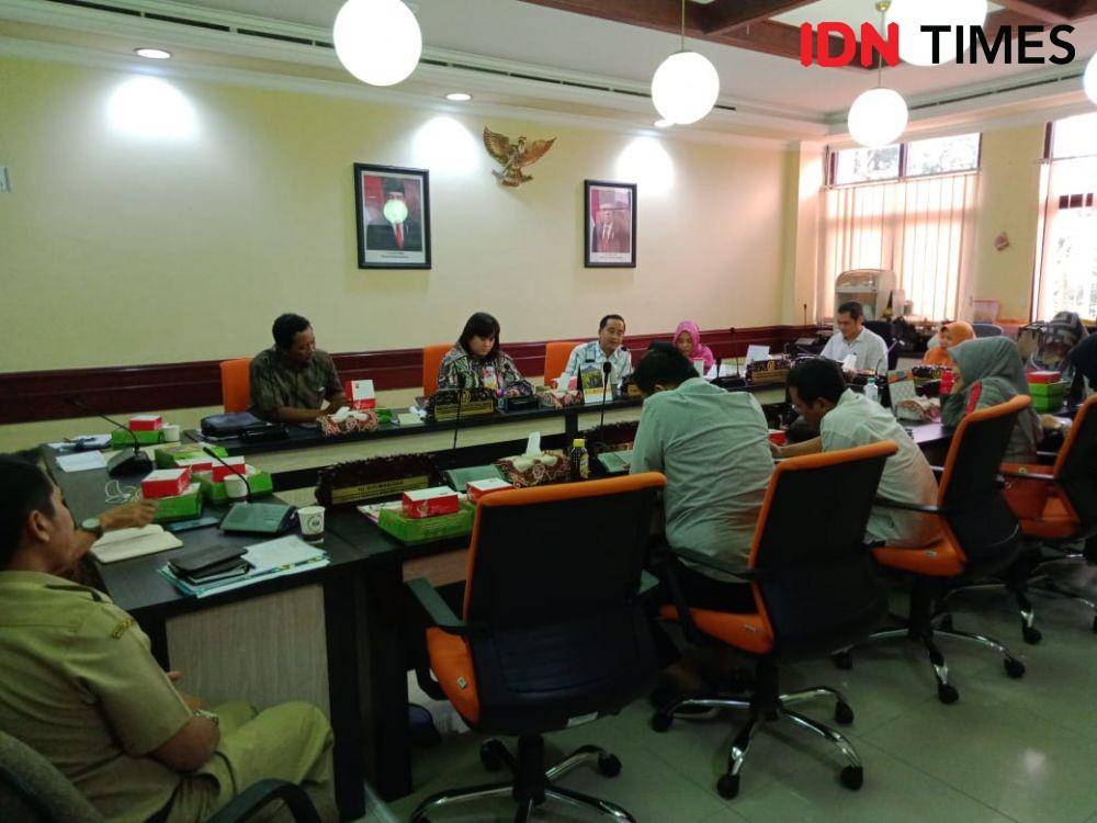 Suasana Rapat Temu Dengar Pendapat di Komisi D DPRD Kota Surabaya, Selasa (14/1). IDN Times/Fitria Madia