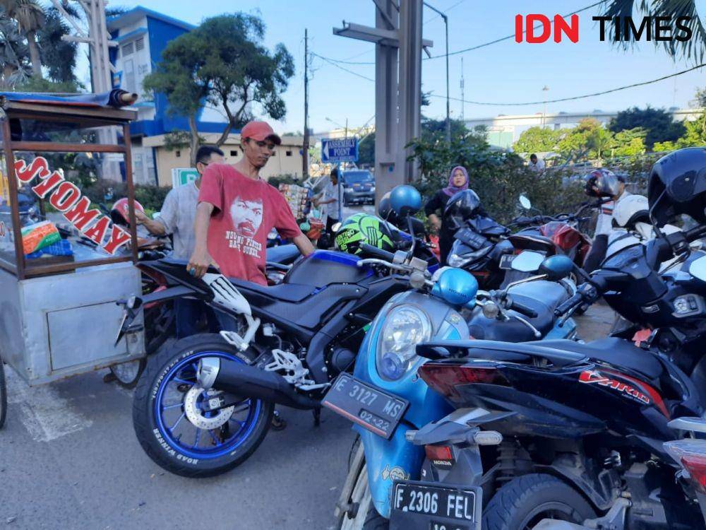 Penjaga parkir sepeda motor di sekitar Mal Taman Anggrek mengeluh omzet berkurang. (IDN Times/Gregorius Aryodamar P)