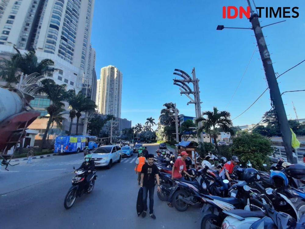 Lahan parkir sepeda motor di dekat Mal Taman Anggrek. (IDN Times/Gregorius Aryodamar P)