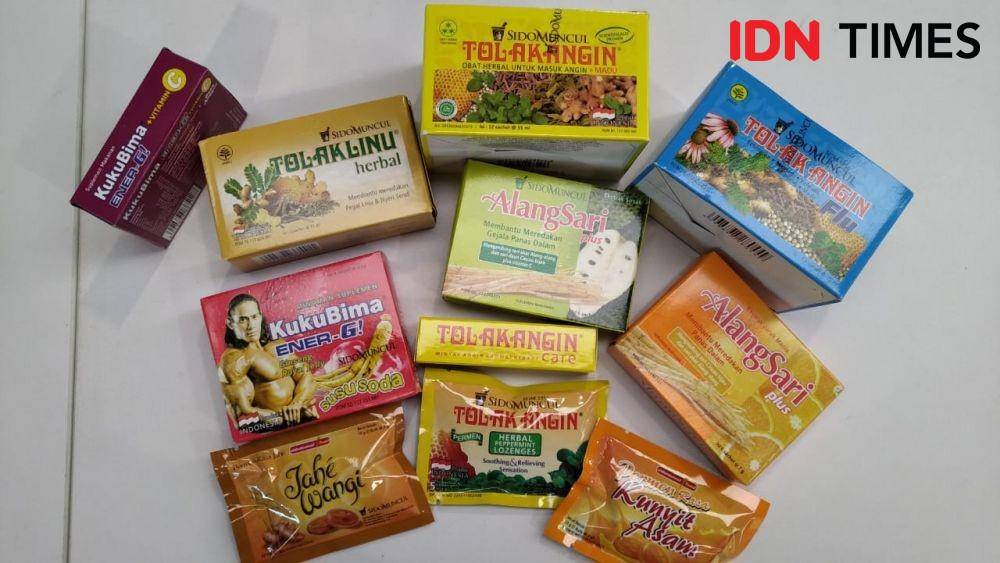 Produk Sido Muncul seperti Tolak Angin, Kuku Bima, Jahe Wangi dan jamu tradisional lainnya. (IDN Times/Helmi Shemi)