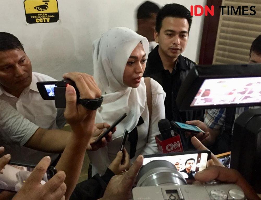 Febi Nur Amelia menjadi terdakwa kasus ITE karena menagih utang istri Kombes lewat media sosial (IDN Times/Prayugo Utomo)