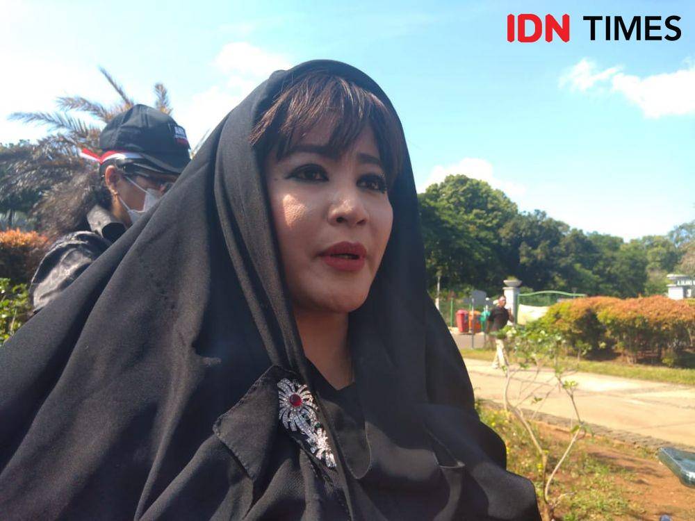 Dewi Tanjung saat demo menuntut Anies Baswedan turun dari jabatannya. (IDN Times/Lia Hutasoit)