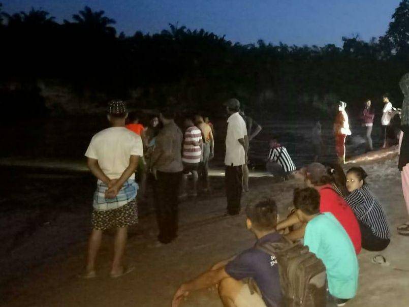 Warga masih berkumpul di lokasi hilangnya Zulfahri, Selasa (14/1) (Dok BPBD Asahan)