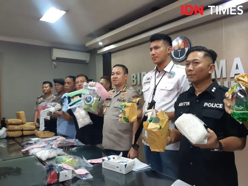 Konferensi pers ungkap kasus narkoba di Mapolda Jatim, Rabu (15/1). IDN Times/Ardiansyah Fajar