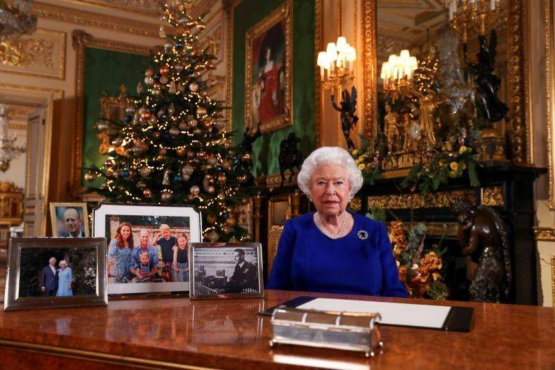 Ratu Elizabeth dari Inggris berpose setelah merekam ucapan Hari Natal di Kastil Windsor, Berkshire, Inggris, dalam foto tidak bertanggal yang disiarkan pada 24 Desember 2019. ANTARA FOTO/Steve Parsons/Pool via REUTERS