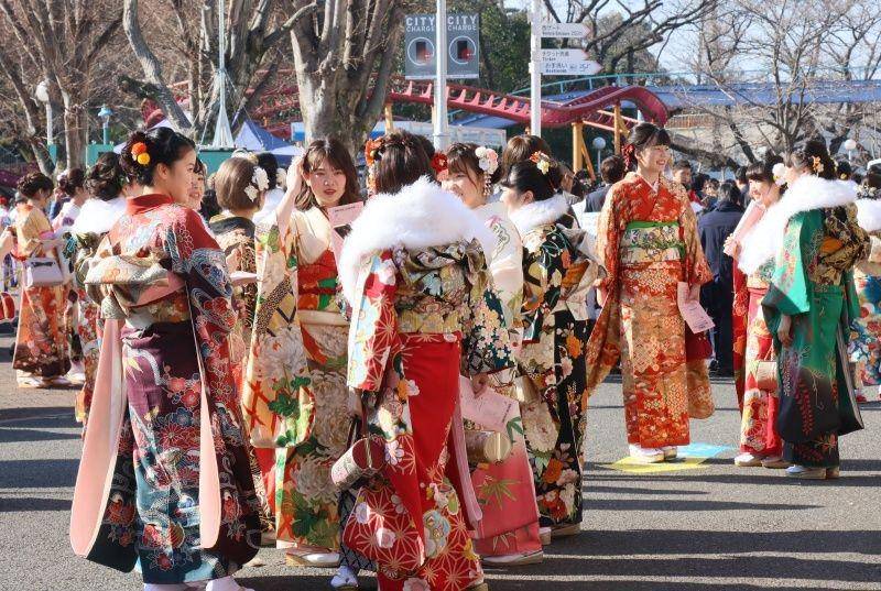 Perempuan Jepang berusia 20 tahun memakai kimono berwarna-warni berkumpul di taman bermain Toshimaen untuk menghadiri upacara Kedewasaan (Coming of Age) dan merayakan permulaan sebagai orang dewasa di Tokyo, Jepang, pada 13 Januari 2020. 1,22 juta orang yang berusia 20 tahun dirayakan di seluruh Jepang. ANTARA FOTO/REUTERS/Yoshio Tsunoda