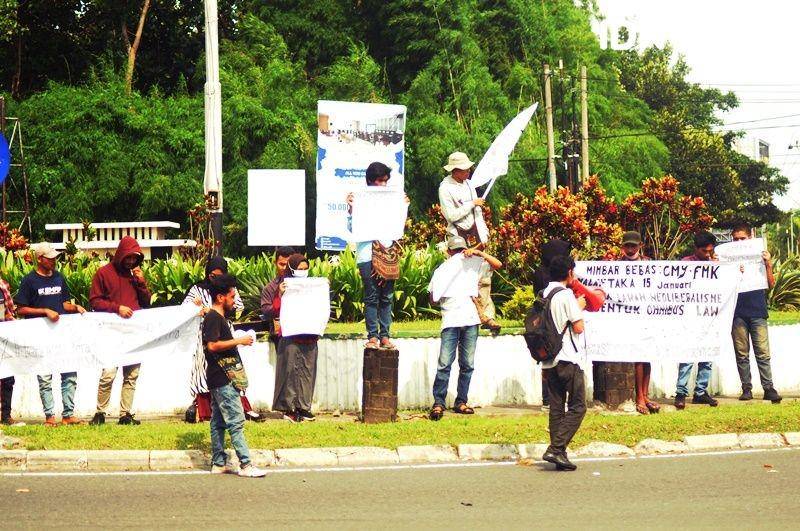 Aksi aliansi mahasiswa menolak Omnibus Law di Bunderan UGM, Sleman, 15 Januari 2020. IDN Times/Pito Agustin Rudiana