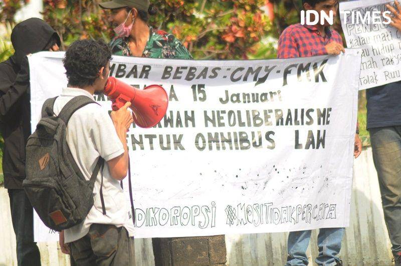 Aksi aliansi mahasiswa menolak Omnibus Law di Bunderan UGM, Sleman, 15 Januari 2020. IDN Times/Pito Agustin Rudiana