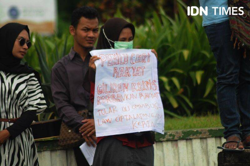 Aksi aliansi mahasiswa menolak Omnibus Law di Bunderan UGM, Sleman, 15 Januari 2020. IDN Times/Pito Agustin Rudiana