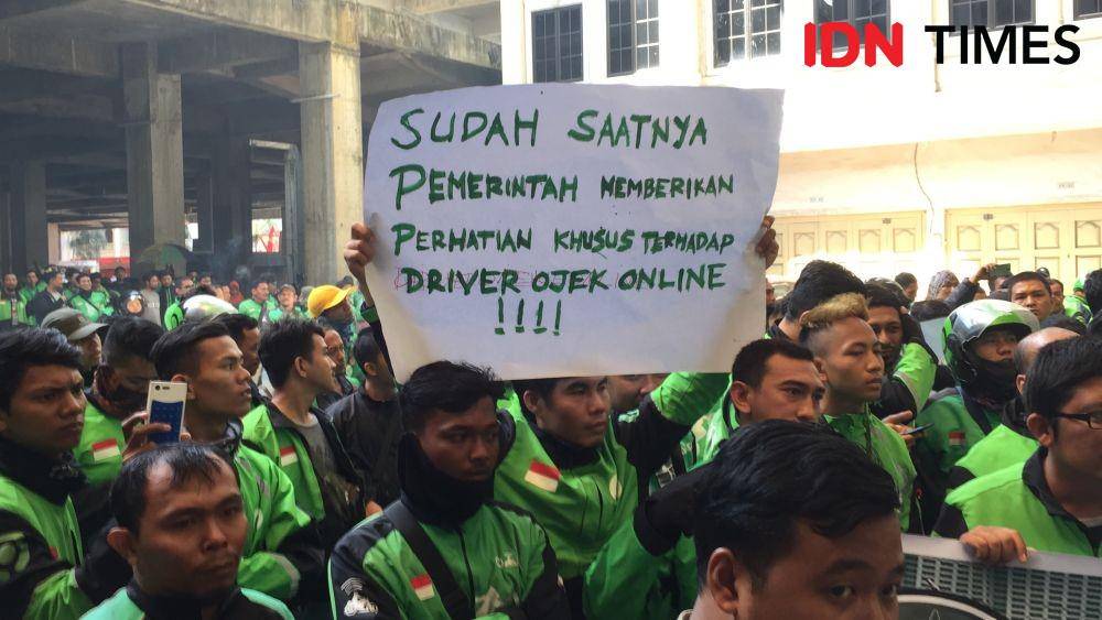 Para driver Gojek berunjuk rasa untuk menentang kebijakan perusahaan yang dianggap tidak adil (IDN Times/Prayugo Utomo)