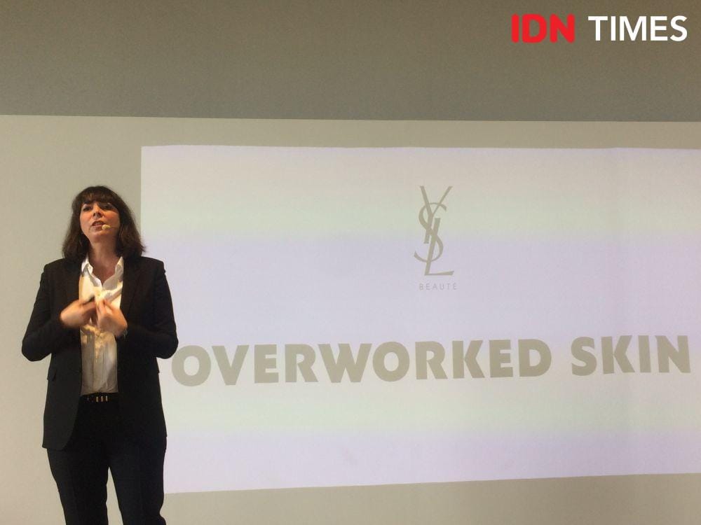 Caroline Negre, YSL Beauty International Scientific Director sedang menjelaskan tentang produk YSL Beauty terbaru, yakni Pure Shots. 15 Januari 2020. IDN Times/M. Tarmizi Murdianto