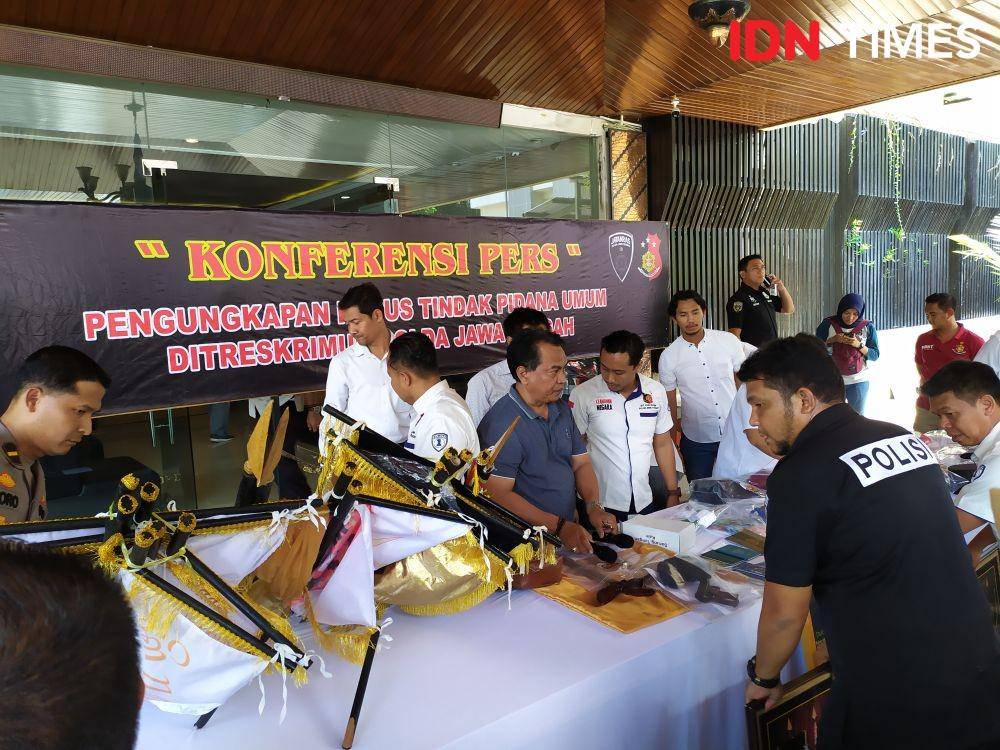 Berbagai barang bukti milik Kerajaan Agung Sejagat disertakan saat jumpa pers. (IDN Times/Fariz Fardianto)