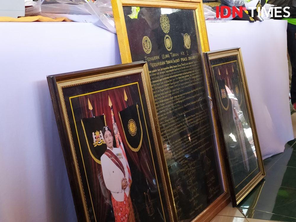 Foto Raja dan permaisuri Keraton Agung Sejagat turut diamankan petugas. IDN Times/Fariz Fardianto